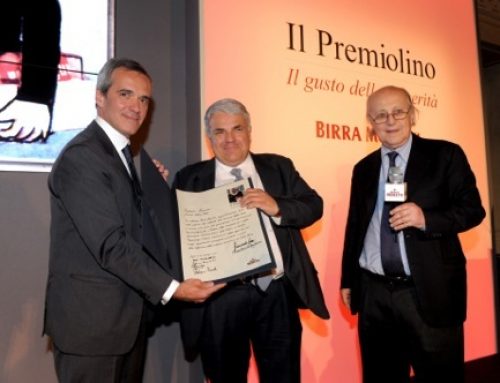 Alfredo Pratolongo premia Roberto Perrone del Corriere della Sera insieme a Giancarlo Galli