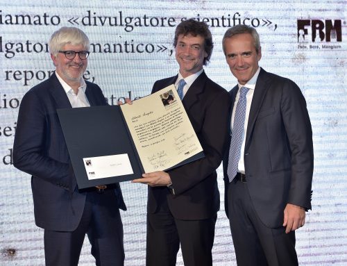 Alberto Angela che riceve il Premio da Beppe Severgnini e Alfredo Pratolongo