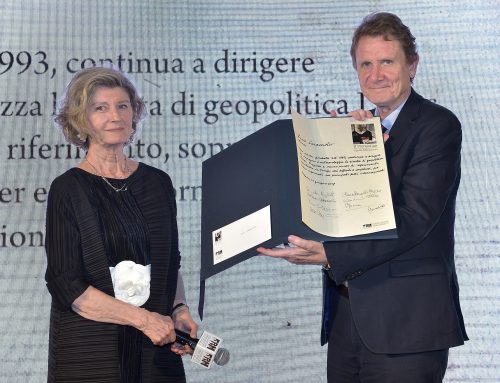 Lucio Caracciolo che riceve il Premio da Donata Righetti